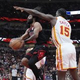 Clint Capela (à droite) tente de s'interposer devant l'homme du match Coby White. KEYSTONE/AP/Nam Y. Huh